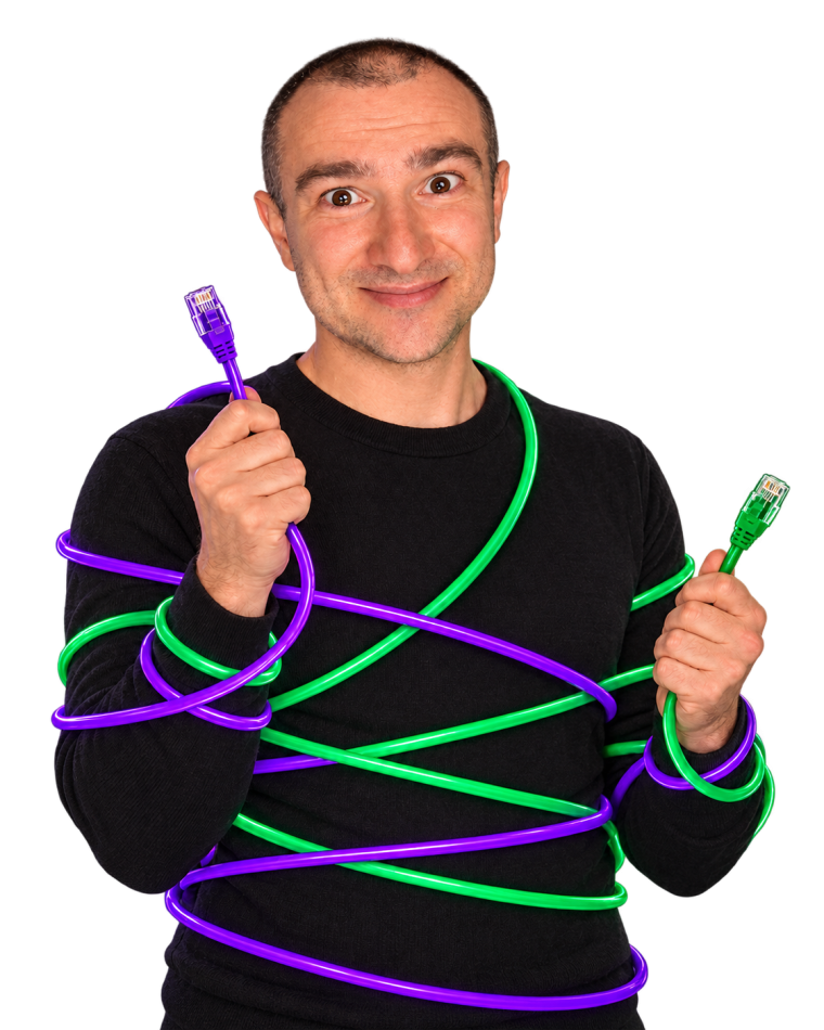Erich Nigg, eingewickelt in leuchtende Netzwerkkabel, mit einem Stecker in jeder Hand